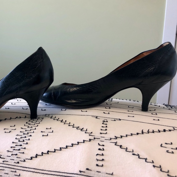 Women's Towne Black Leather Heels - Picture 3 of 3